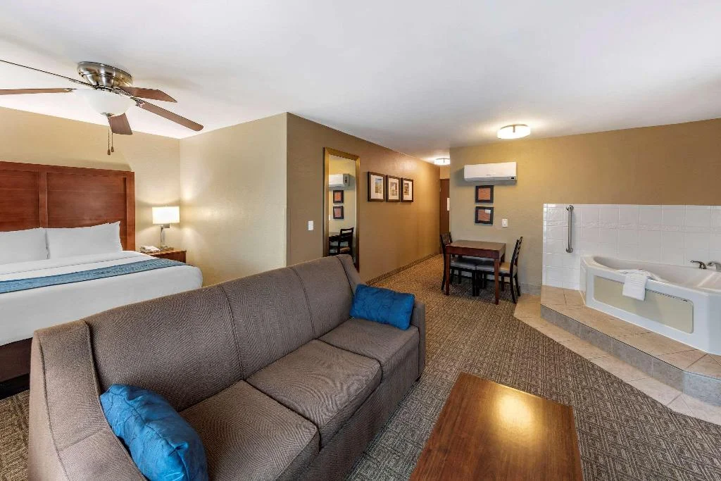 Comfort Suites Seven Mile Beach hotel interior