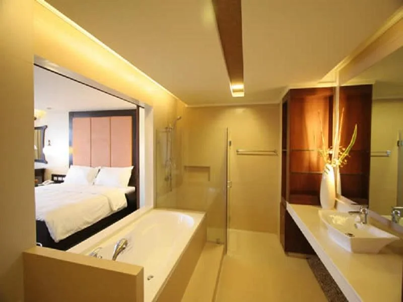 Coron Gateway Hotel and Suites hotel interior