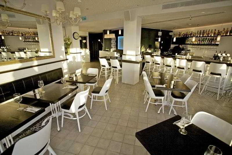 Gordon Hotel and Lounge hotel interior