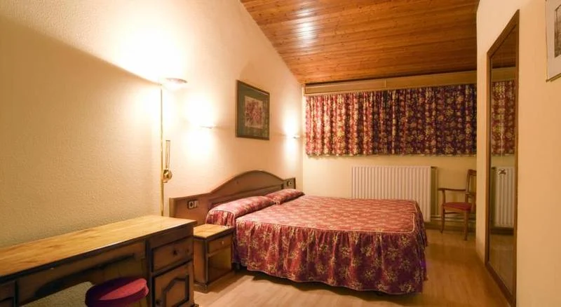 Hotel Rutllan hotel interior