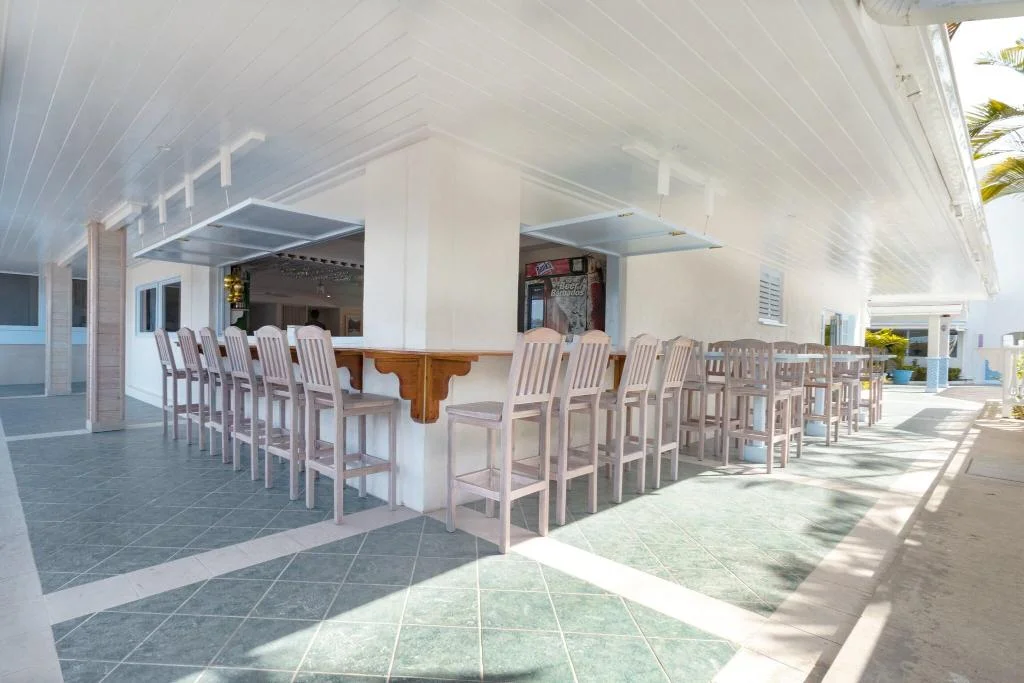 St. PhilipのDover BeachにあるTime Out Hotelの屋内