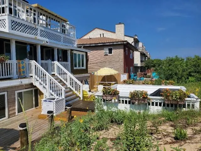 900.A Seaside 2 Br Duplex Wrap-Around Porch, Private Beach & Walkways, Beachfront Grilling, Hot Tub & Kayaks, Portsmouth inte