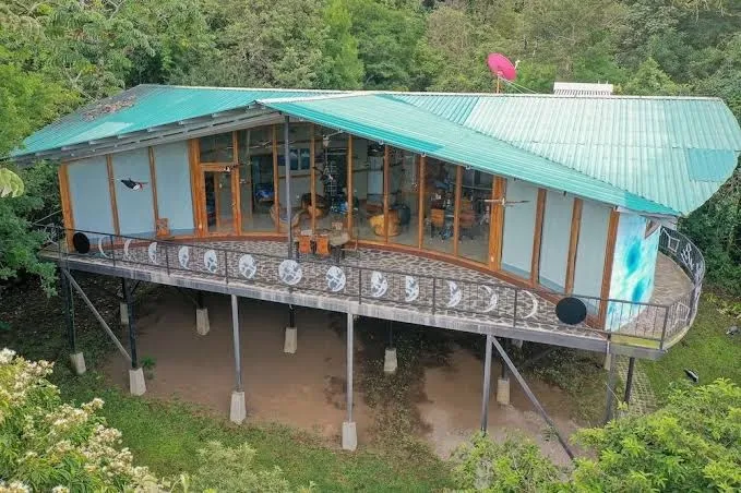 A House From Out of This World!!!!, Monteverde interior view