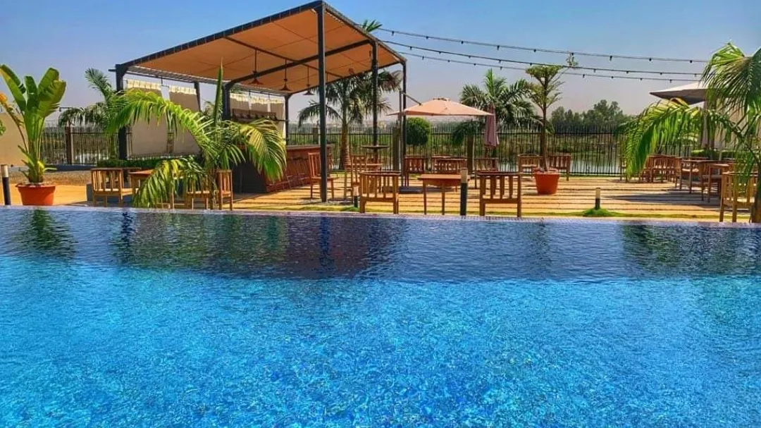 Au bord de l'eau, Bamako interior view
