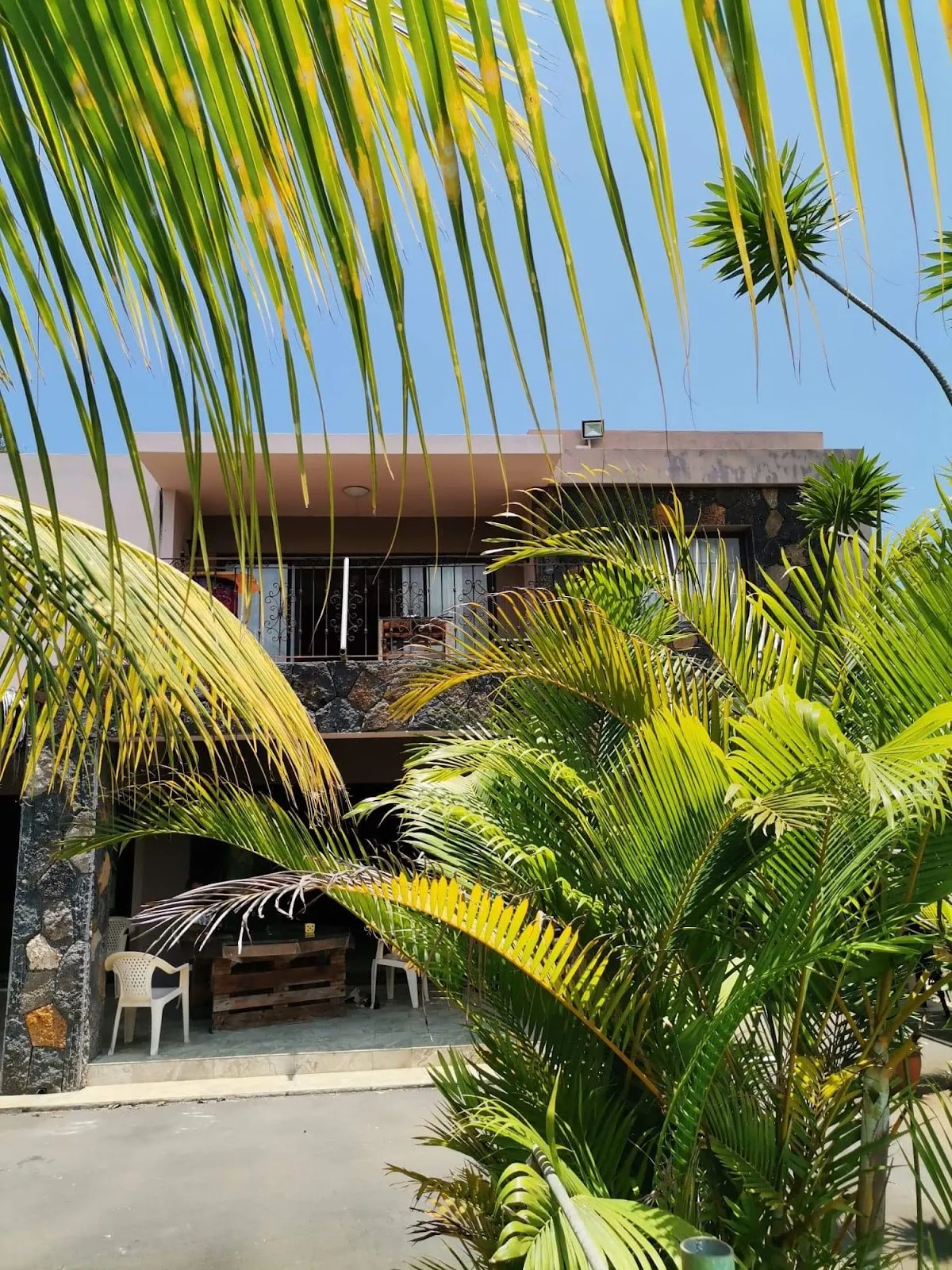 Aux plaisirs de la vie, Flic En Flac interior view