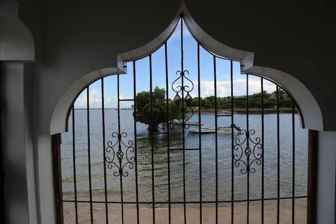 Beytul Habaib, Lamu interior view