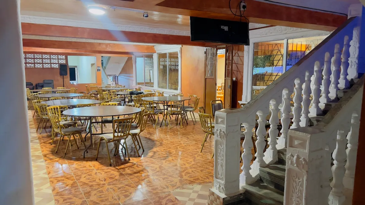 Brownerts Resort, Tokeh interior view