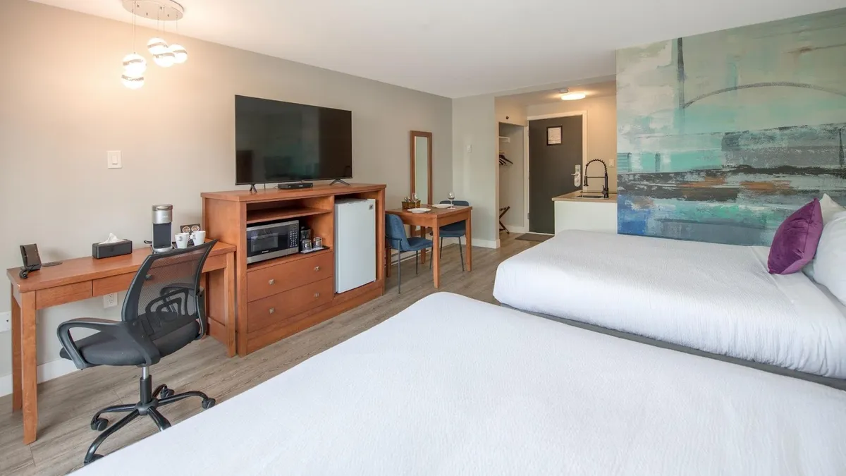 Coast Metro Vancouver Hotel, Vancouver interior view