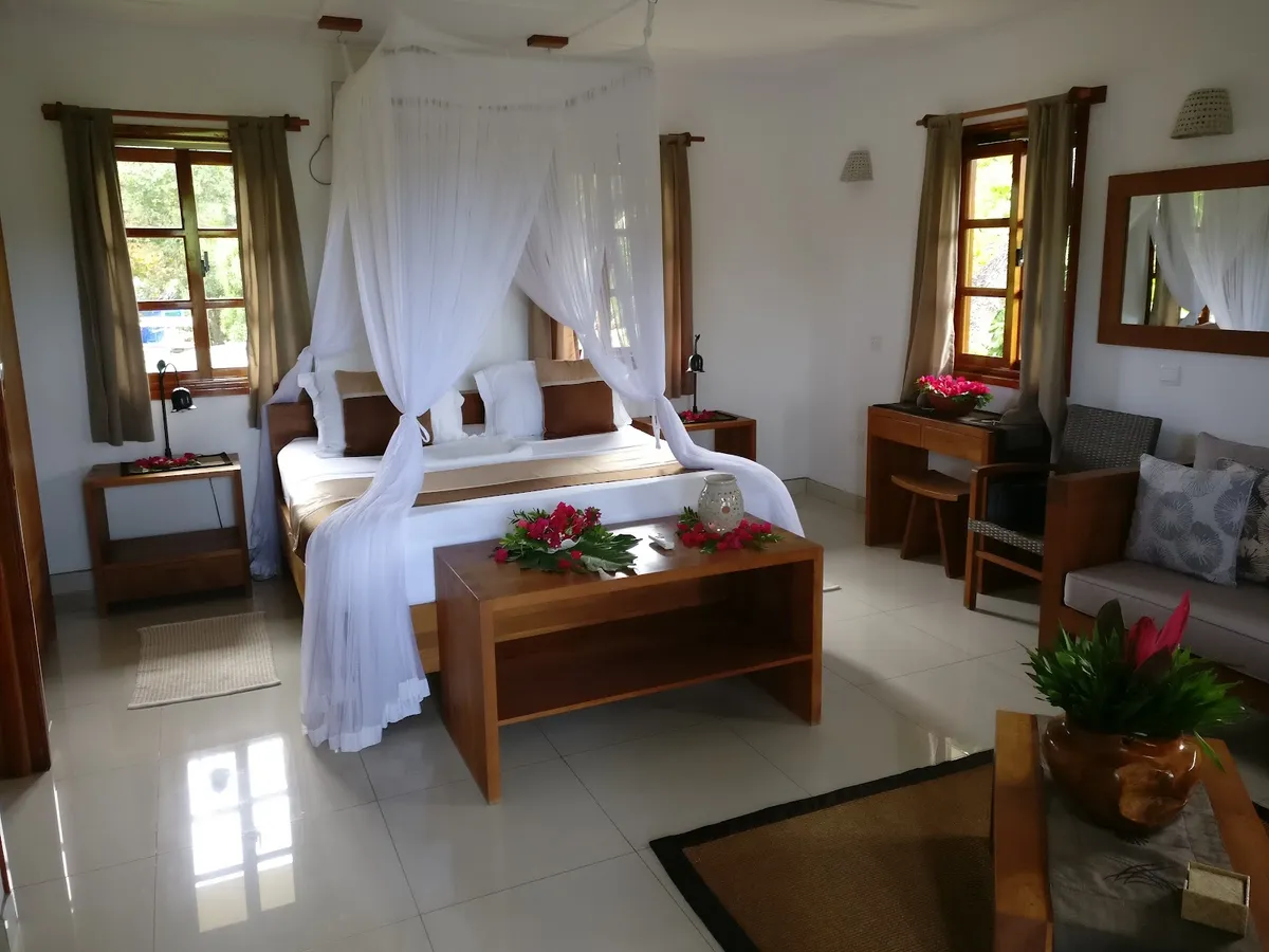Domaine Les Rochers, La Digue interior view