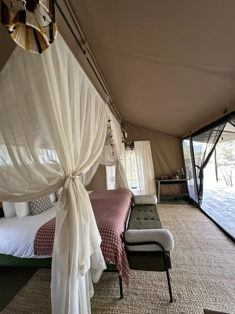 Emboo, Maasai Mara interior view