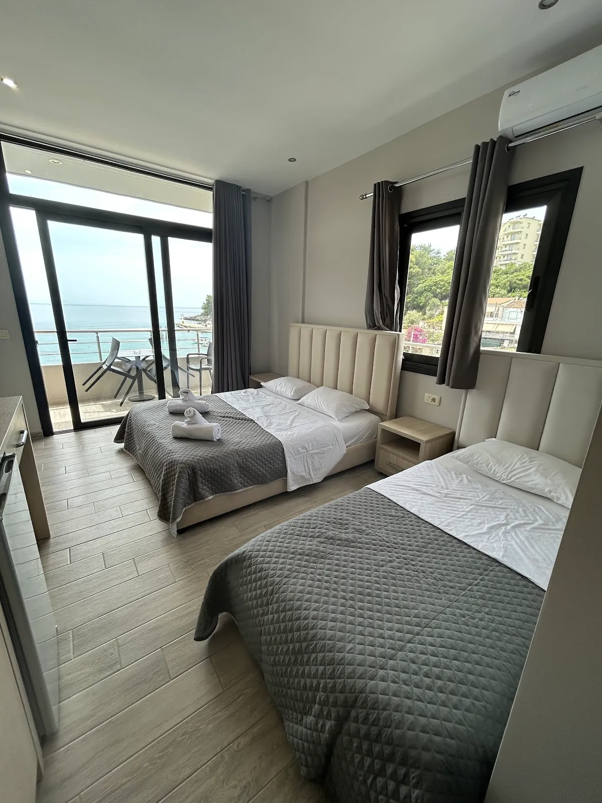 Endless Blue Himara, Himara interior view