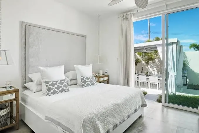 Footprints 8 bed, Holetown interior view