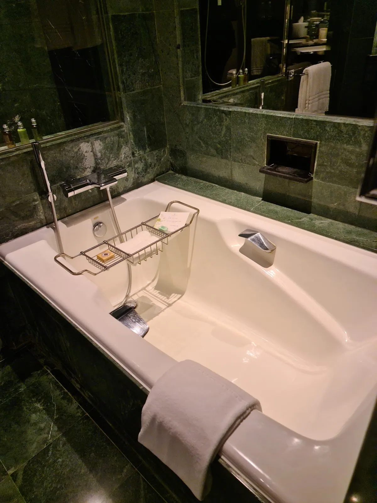 Four Seasons Hotel Singapore, Orchard Road interior view
