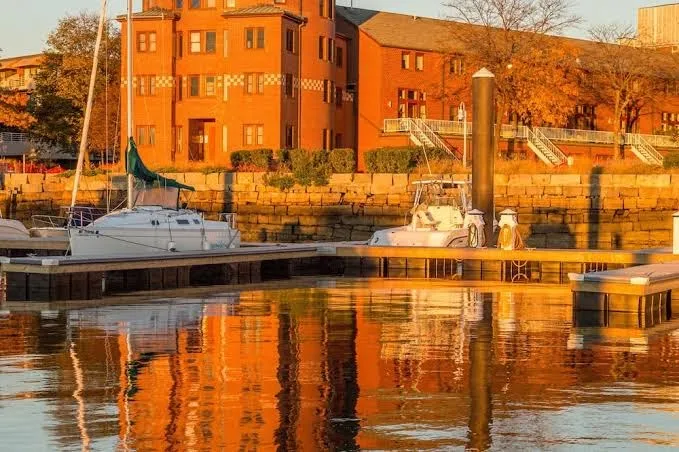 Fun houseboat. Walk to Boston attractions WIFI, Boston interior view