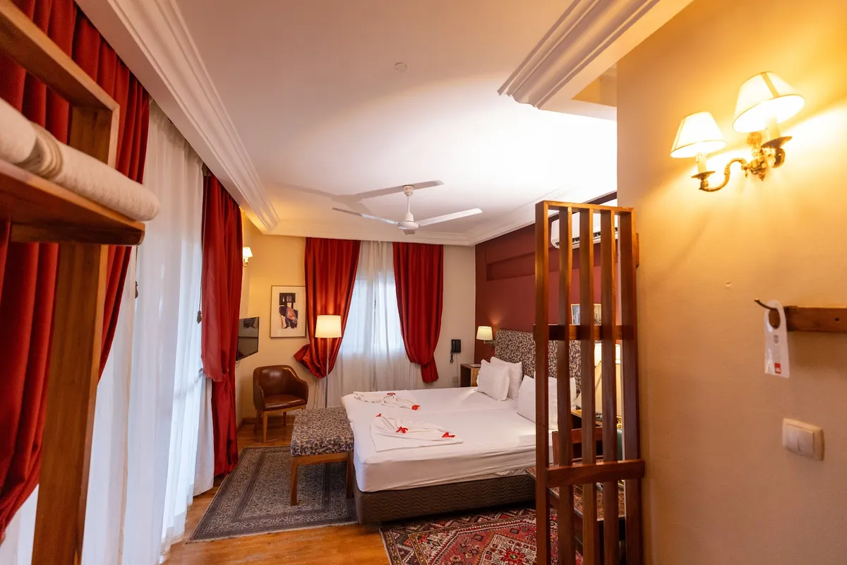 Golden Hill Parker Hotel, Elmina interior view