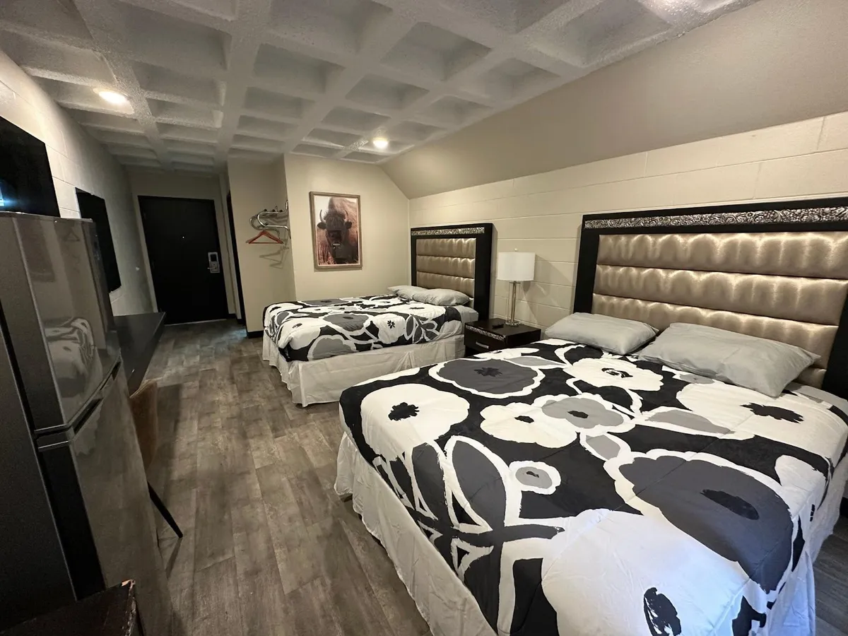 Guest Lodge, Labe interior view