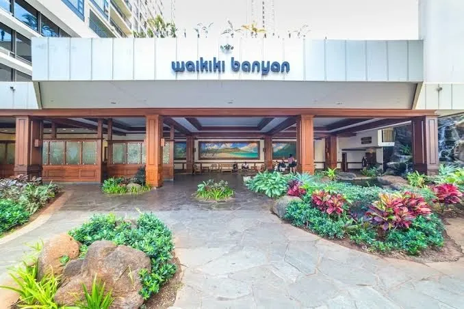 High Floor Mountain View Condo with 2 Beds and Parking, Honolulu interior view