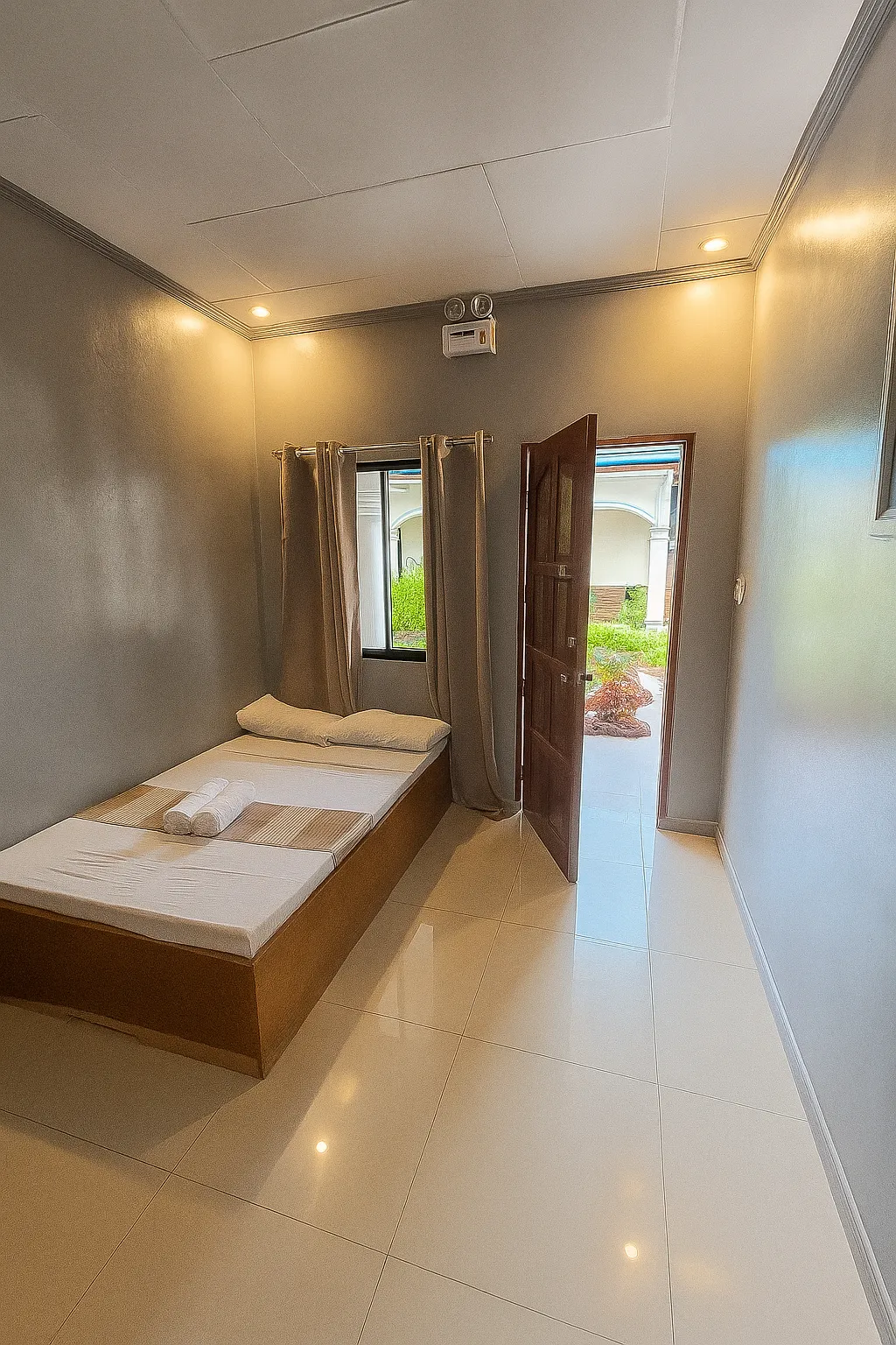 Hola Hostel Puerto Princesa, Puerto Princesa interior view