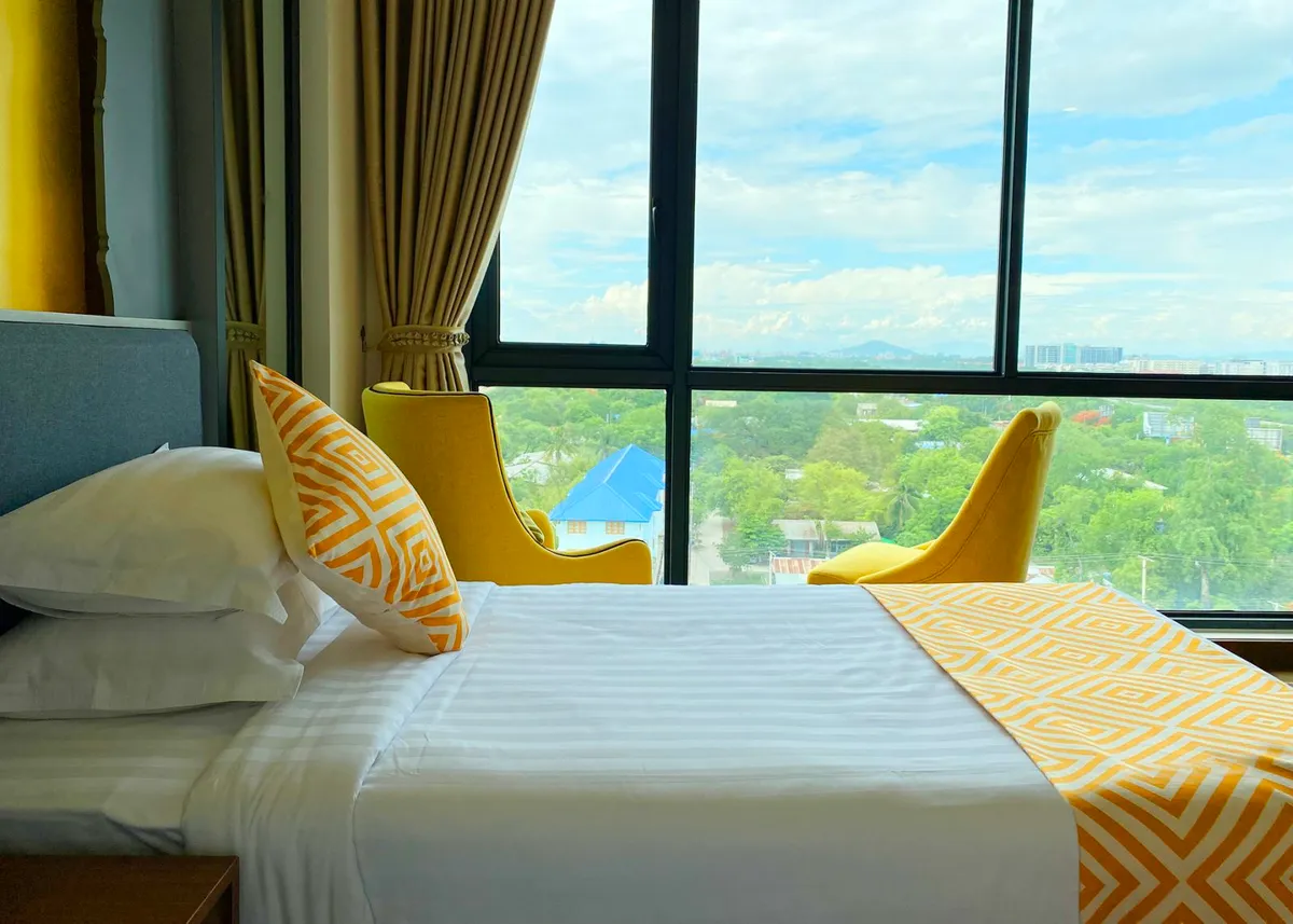 Holiday Pier Hotel, Mandalay interior view