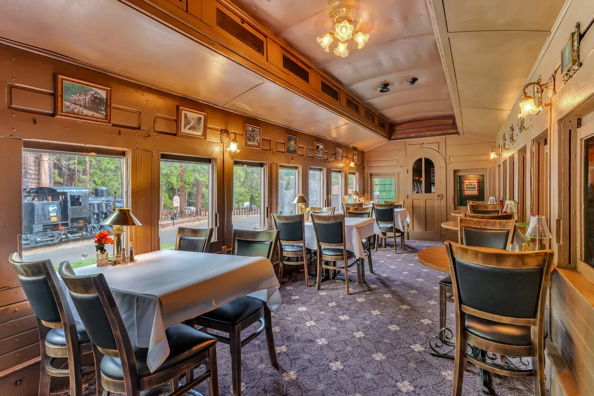 Jubilee Railroad Wilderness Lodge, Lope interior view
