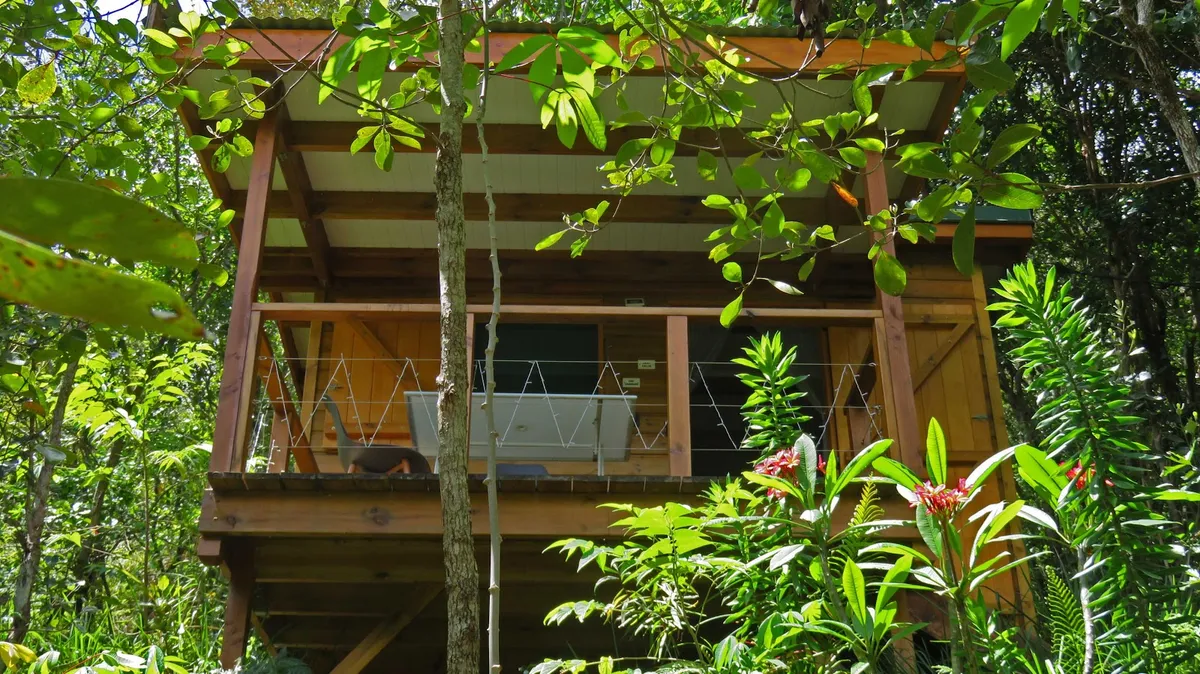 La Cabane de la Vallée- hébergement touristique et table d'hôte à Dumbéa Rivière, Noumea interior view