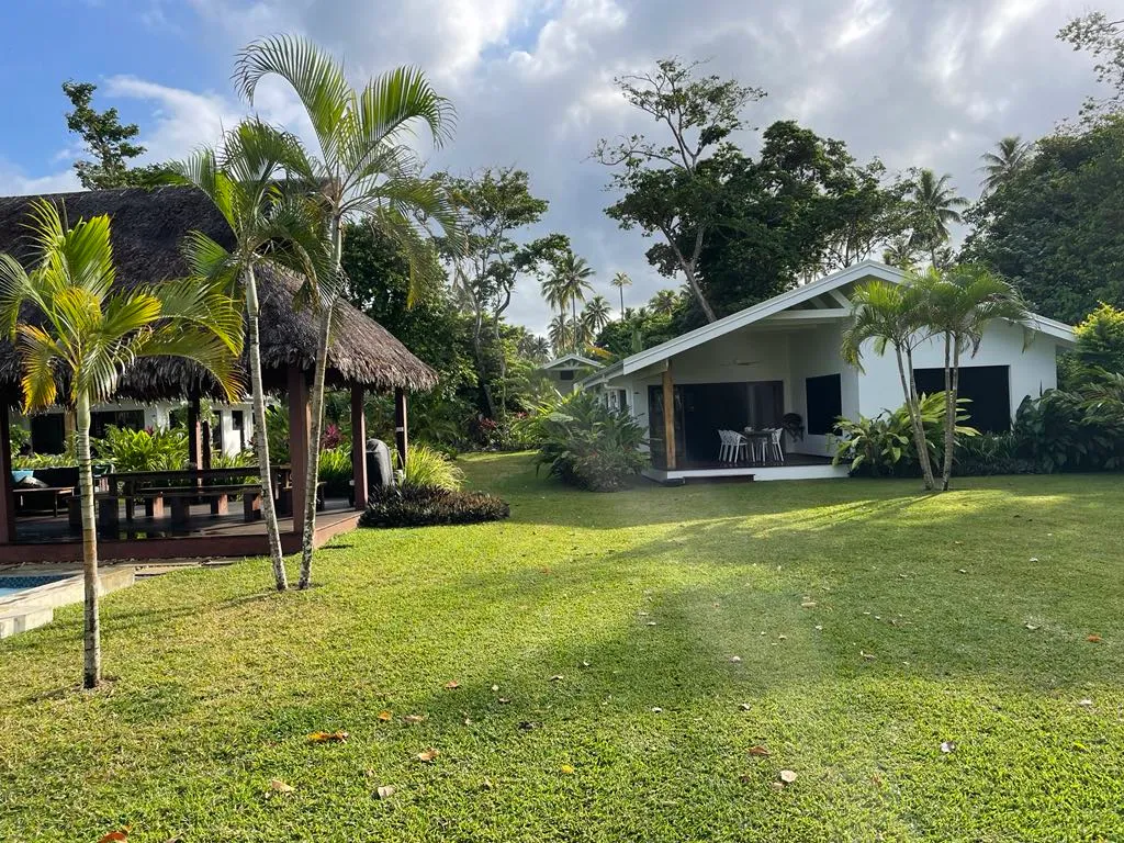 Lope Lope Beach Bungalows, Luganville interior view