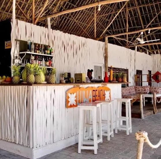 Luwa BeachSuits - King Room with Sea View, Malindi interior view