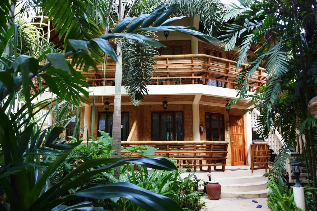 Nigi Nigi Nu Noos 'e' Nu Nu Noos, Boracay interior view