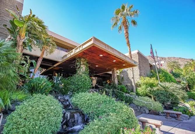 Palm Springs Tennis Club, Lope interior view