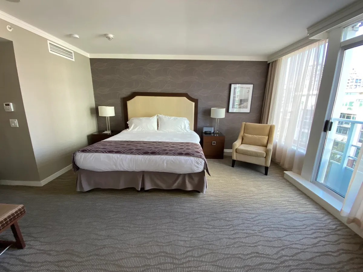 Pinnacle Hotel at the Pier, Vancouver interior view
