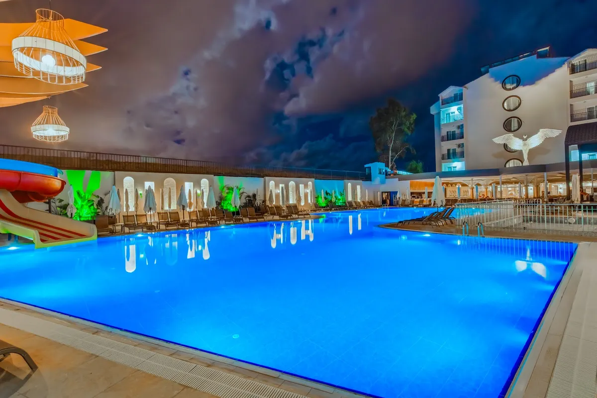 Q Ella Beach Hotel Side, Side interior view