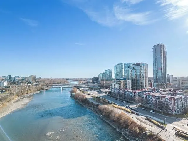 Spacious Riverfront DT Condo: 3 Beds, AC, Heated Parking, Stampede & Saddledome, Calgary interior view
