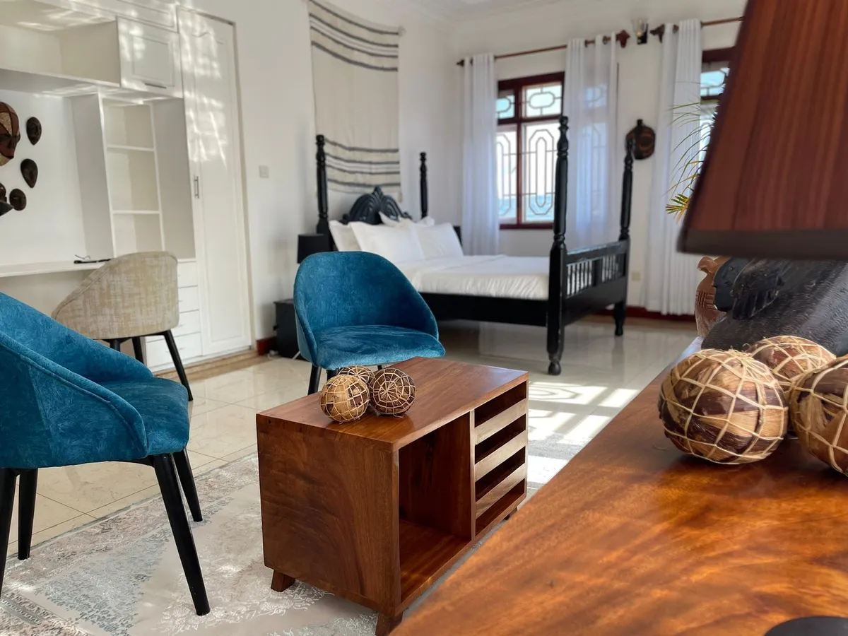 The Jewel And The Lake, Jinja interior view