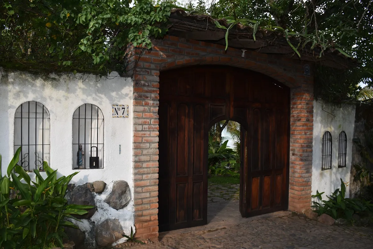 The Mayan Grouper, Suchitoto interior view
