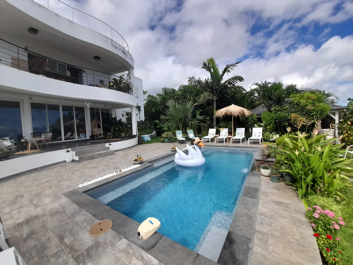 VILLA GARRIGA: Chambres d'hôtes avec piscine, spa et table d'hôtes, confort, proche plages à Saint Paul, Ouest de La Réunion,