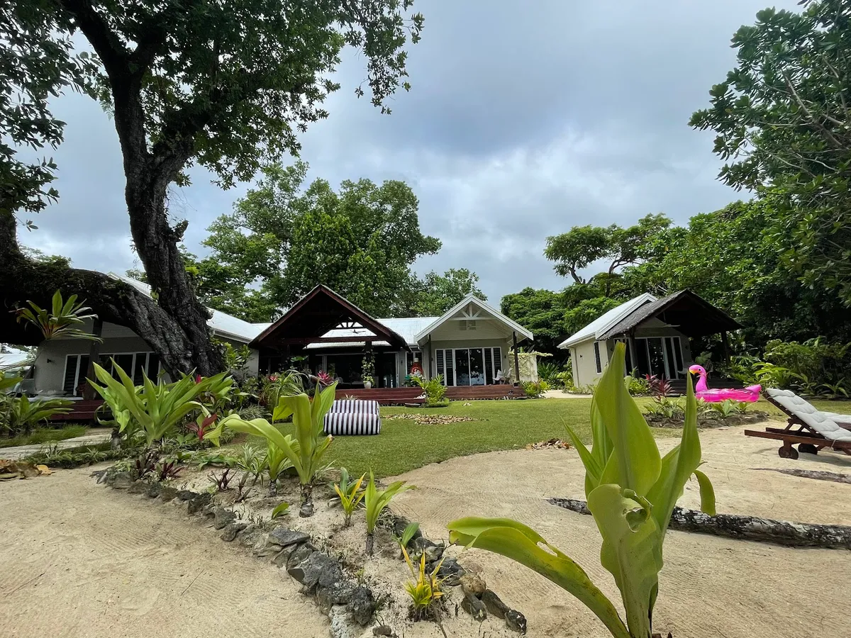 Zafrollys Beach House, Luganville interior view
