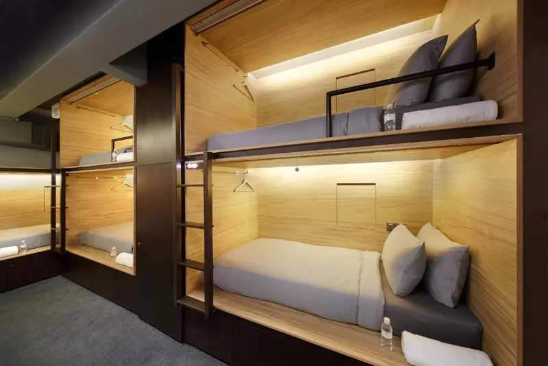 Interior de The Pod Boutique Capsule Hotel en Chinatown, Singapore